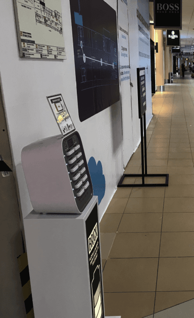 Bakstenen middenstation op een luchthaven in Peru