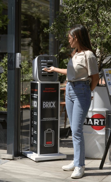 Meisje bij een 12 slot Brick station