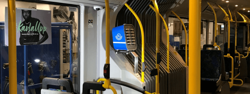 Estación Brick de tamaño medio en un autobús en Suecia