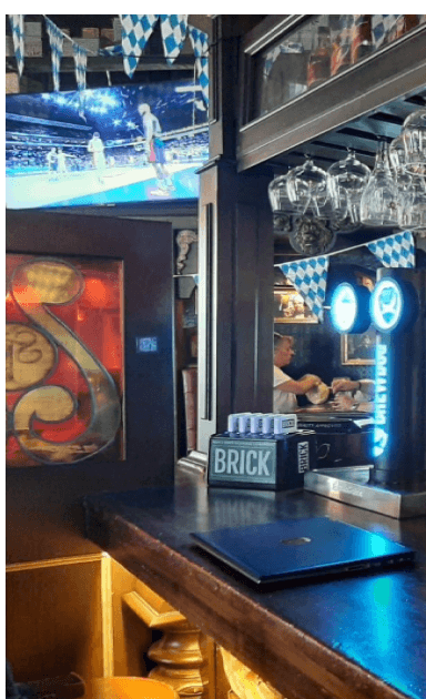 Petite Brickstation dans une bar en Finlande