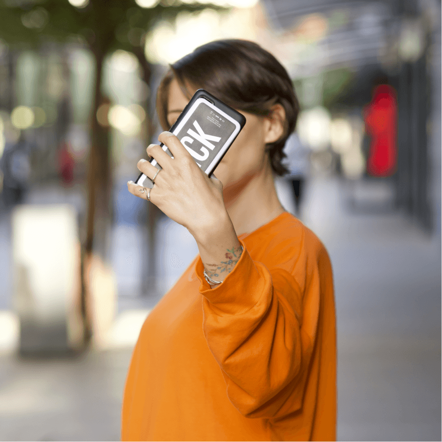 Een vrouw houdt een Brick powerbank omhoog